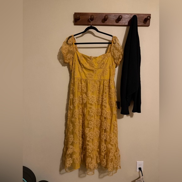 Notable Elegance Yellow Mesh Floral Applique Bustier Midi Dress - Picture 4 of 8